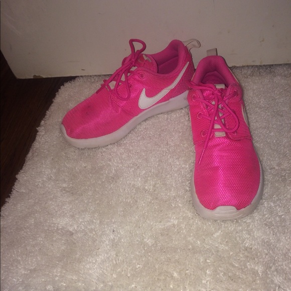 Pink Nikes - Picture 3 of 4